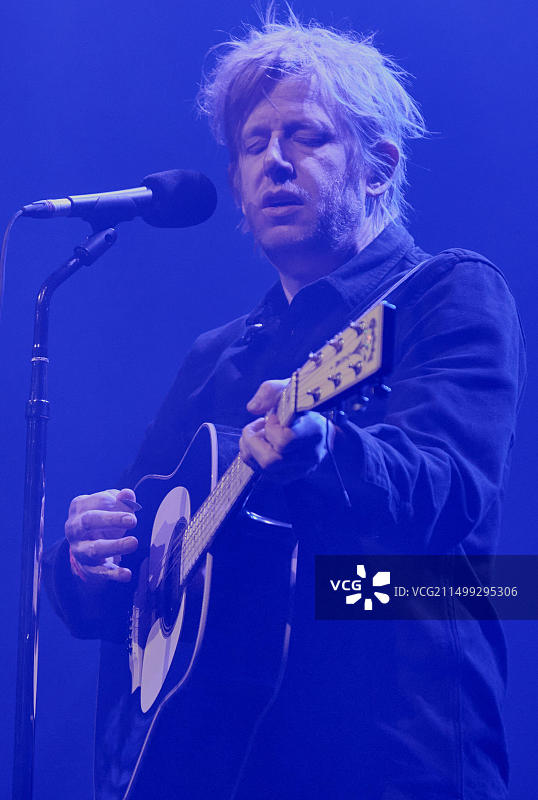 美国宾夕法尼亚州本萨勒姆 - 2022年12月8日：Spoon乐队的布里特·丹尼尔在Parx Casino的Xcite Center举行的ALT 104.5 Friendsgiving活动中表演。图片素材