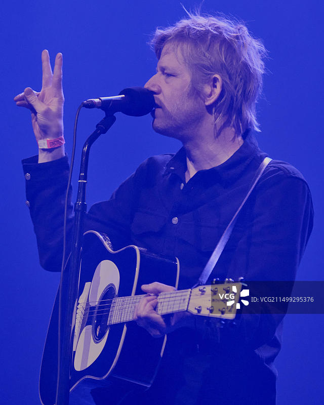 美国宾夕法尼亚州本萨勒姆 - 2022年12月8日：Spoon乐队的布里特·丹尼尔在Parx Casino的Xcite Center举行的ALT 104.5 Friendsgiving活动中表演。图片素材