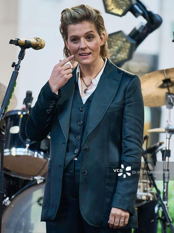 美国纽约，2022年9月2日：布兰迪·卡莉在NBC“今日”节目洛克菲勒广场音乐会上表演图片素材