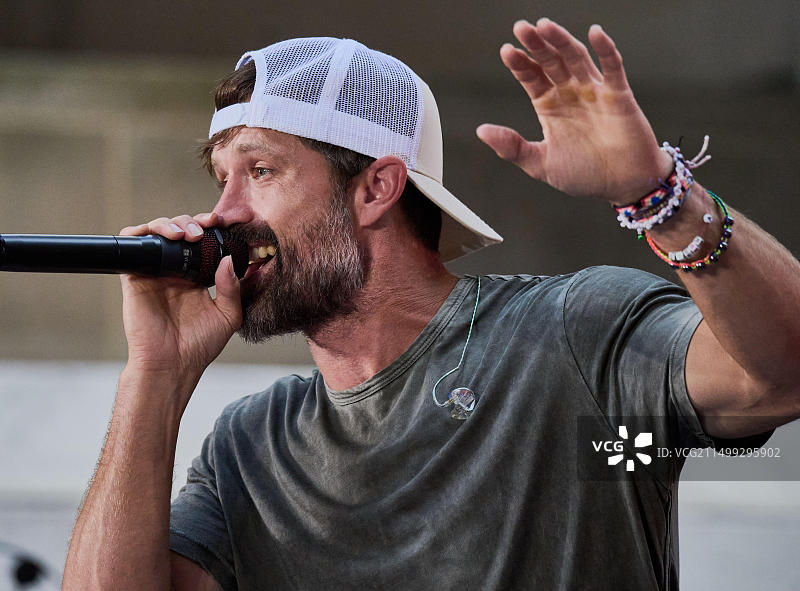 2022年8月5日，美国纽约洛克菲勒广场：Walker Hayes在NBC《今日秀》演唱会上表演。图片素材