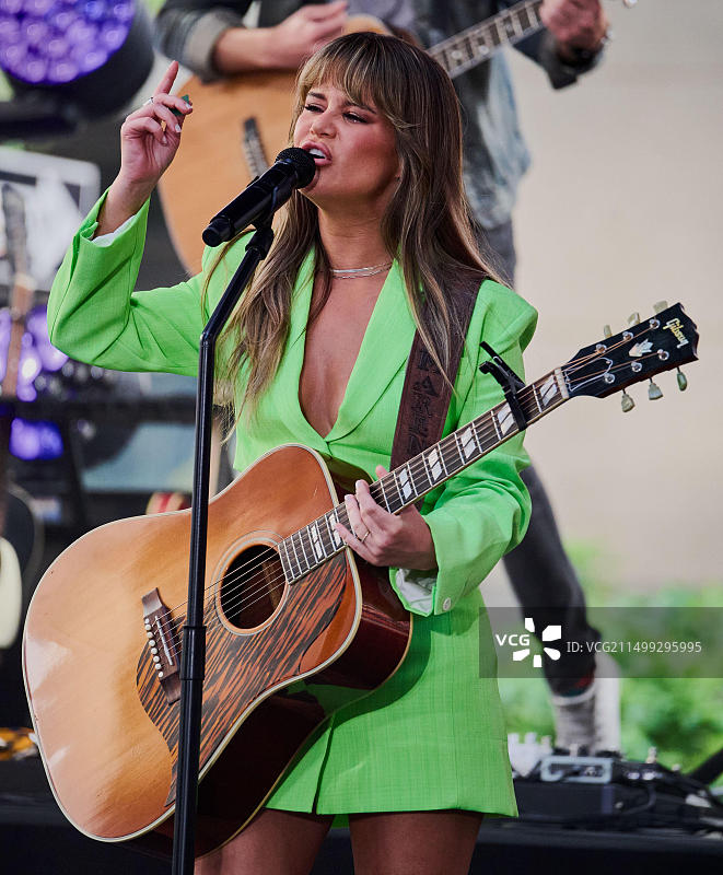 美国纽约，2022年7月28日：Maren Morris在NBC“今日”秀洛克菲勒广场音乐会上表演。图片素材