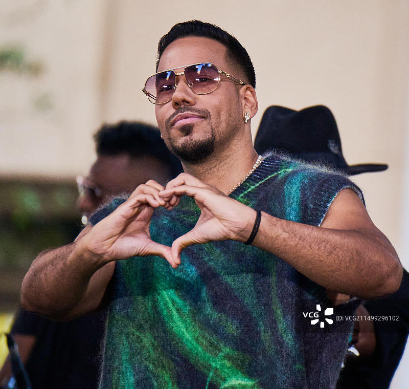 美国纽约 - 2022年7月22日：罗密欧·桑托斯在NBC“今日”节目的洛克菲勒广场音乐会上表演图片素材