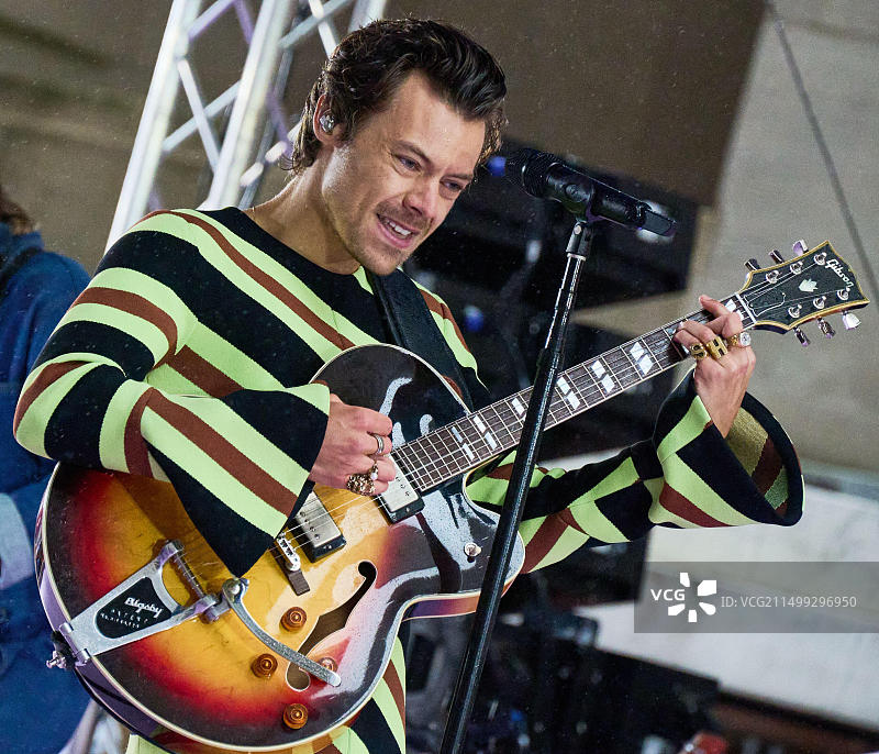 美国纽约 - 2022年5月19日：哈里·斯泰尔斯在洛克菲勒广场的NBC“今日”节目音乐会上表演图片素材