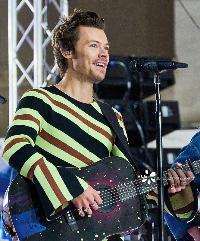 美国纽约 - 2022年5月19日：哈里·斯泰尔斯在洛克菲勒广场的NBC“今日”节目音乐会上表演图片素材