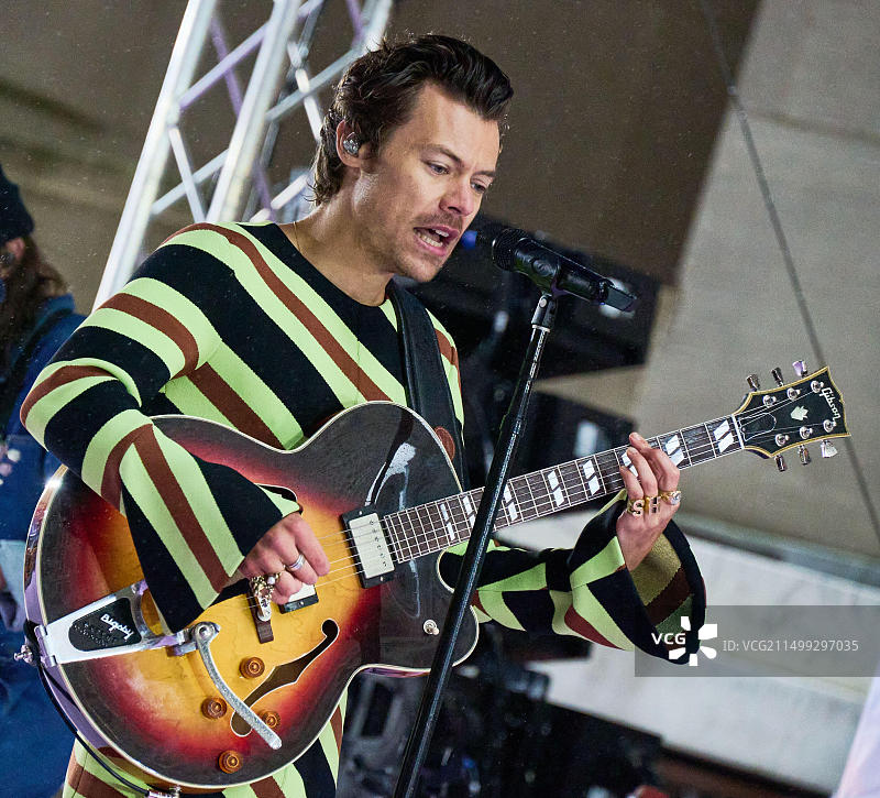 美国纽约 - 2022年5月19日：哈里·斯泰尔斯在洛克菲勒广场的NBC“今日”节目音乐会上表演图片素材