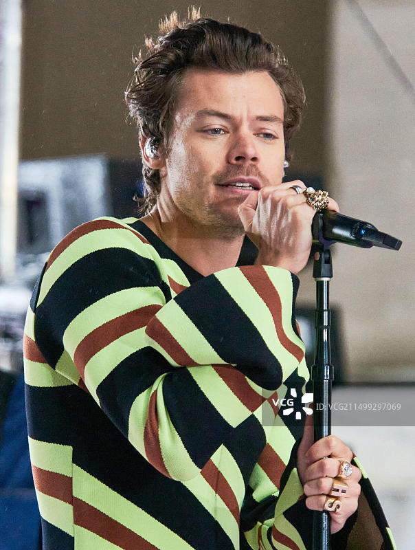 美国纽约 - 2022年5月19日：哈里·斯泰尔斯在洛克菲勒广场的NBC“今日”节目音乐会上表演图片素材