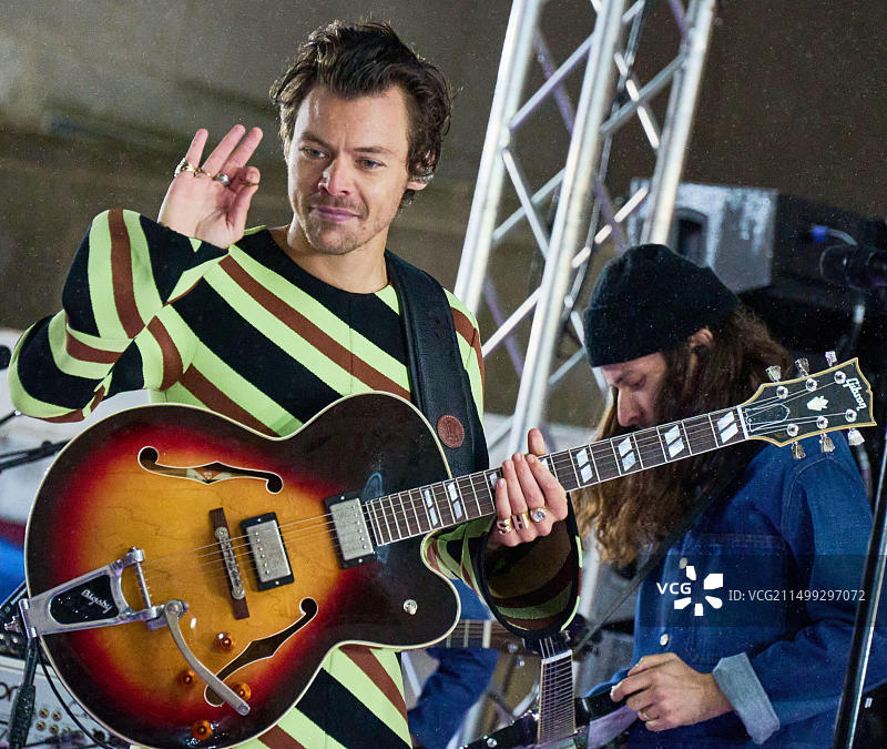 美国纽约 - 2022年5月19日：哈里·斯泰尔斯在洛克菲勒广场的NBC“今日”节目音乐会上表演图片素材