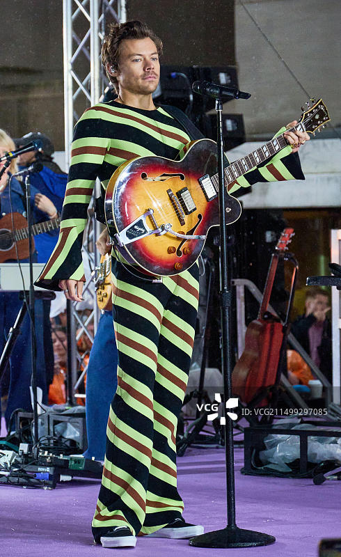 美国纽约 - 2022年5月19日：哈里·斯泰尔斯在洛克菲勒广场的NBC“今日”节目音乐会上表演图片素材