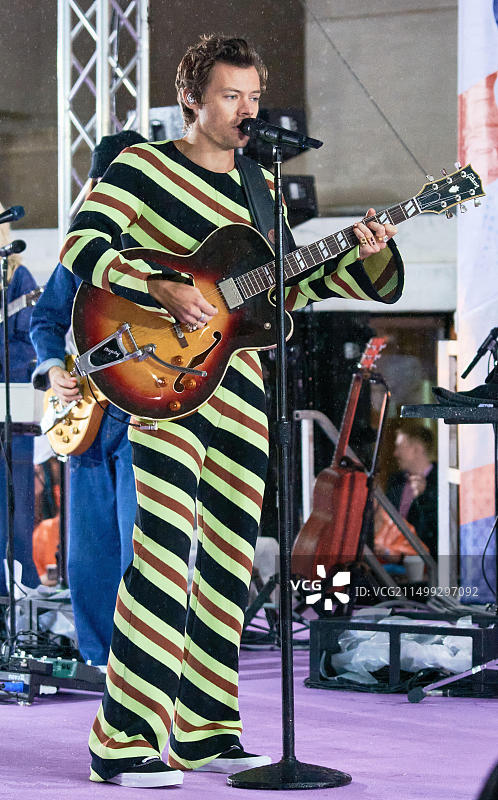 美国纽约 - 2022年5月19日：哈里·斯泰尔斯在洛克菲勒广场的NBC“今日”节目音乐会上表演图片素材