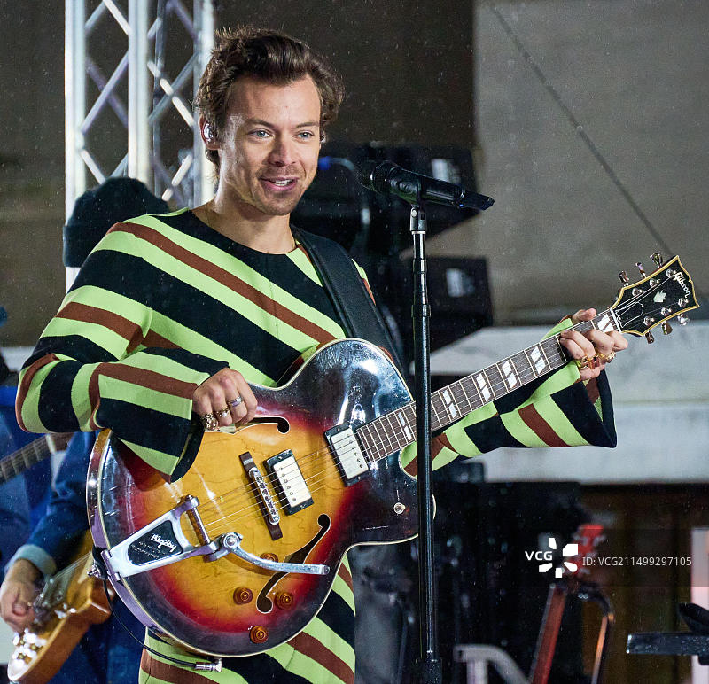 美国纽约 - 2022年5月19日：哈里·斯泰尔斯在洛克菲勒广场的NBC“今日”节目音乐会上表演图片素材