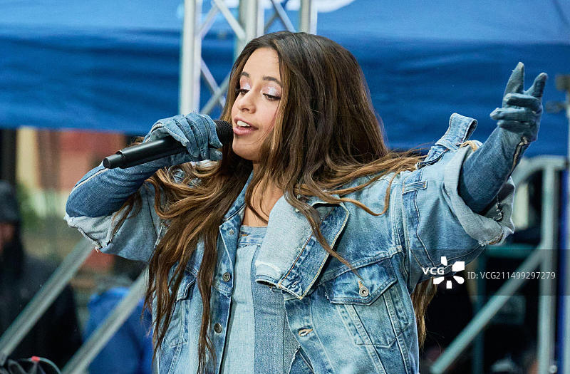 美国纽约，2022年4月12日：卡米拉·卡贝洛在洛克菲勒广场NBC“今日”节目音乐会上表演图片素材