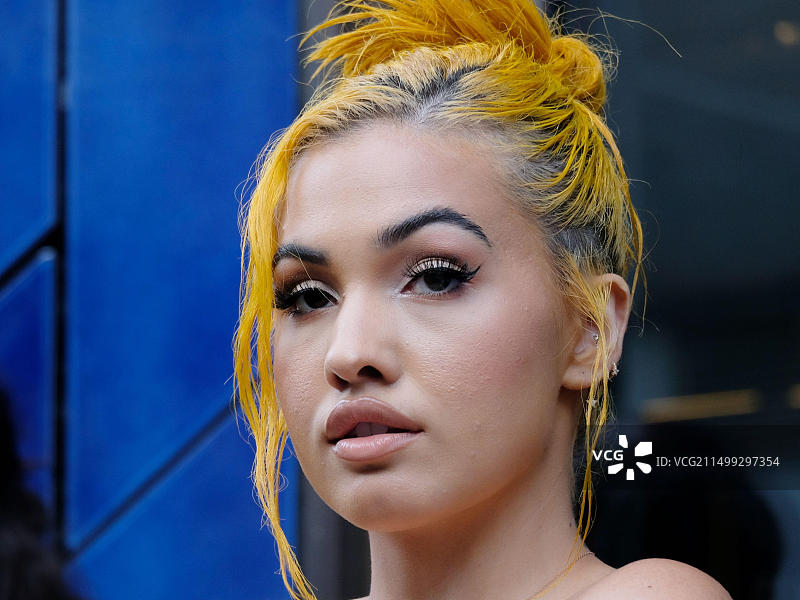 伦敦时装周：瑞典歌手Mabel到达Richard Quinn秀场图片素材