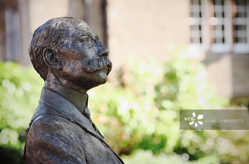 英国作曲家爱德华·埃尔加爵士雕像，位于英国赫里福德座堂绿地图片素材