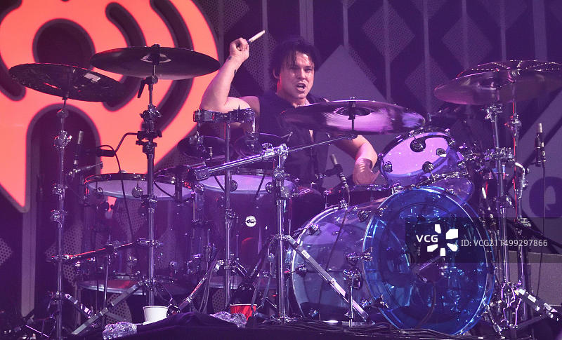 美国宾夕法尼亚州费城：在富国银行中心举行的Q102 iHeartRadio Jingle Ball上的5 Seconds of Summer乐队图片素材