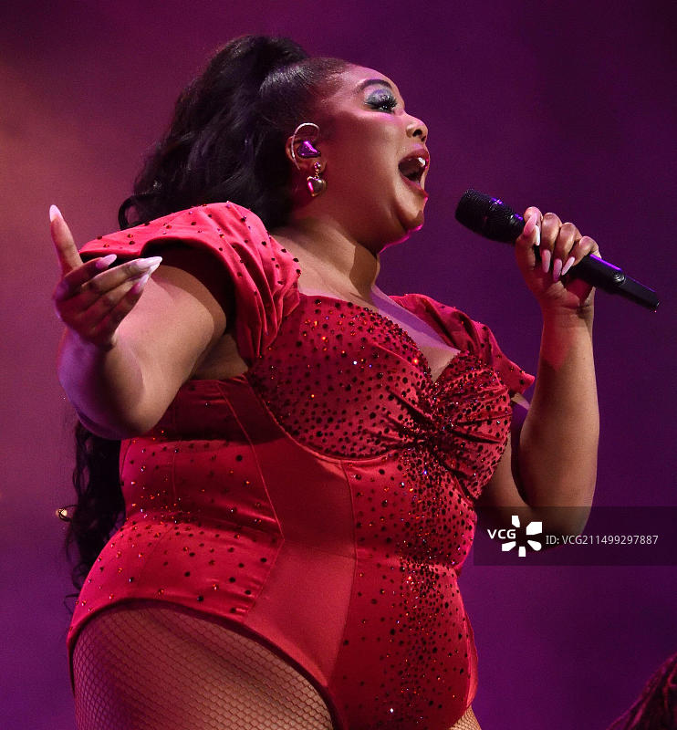 美国宾夕法尼亚州费城：丽佐在Q102 iHeartRadio Jingle Ball演唱会上（2019年12月11日，富国银行中心）图片素材