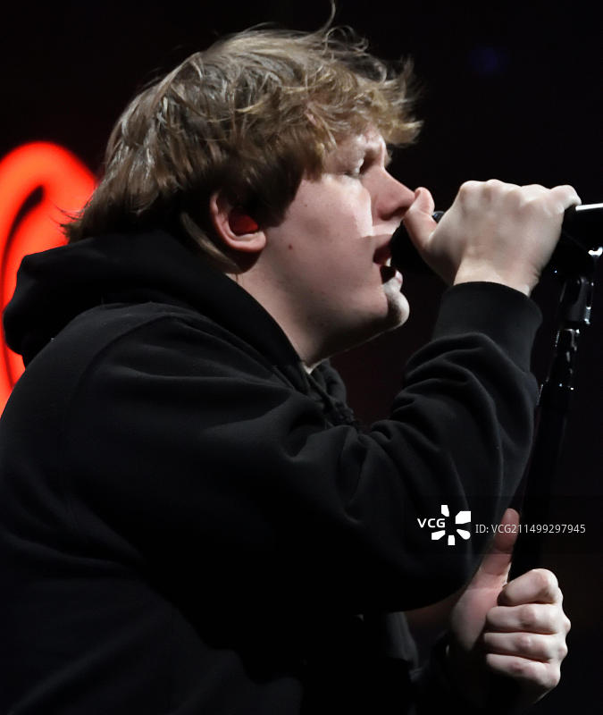 美国费城：Lewis Capaldi 在 iHeartRadio Jingle Ball 演出图片素材