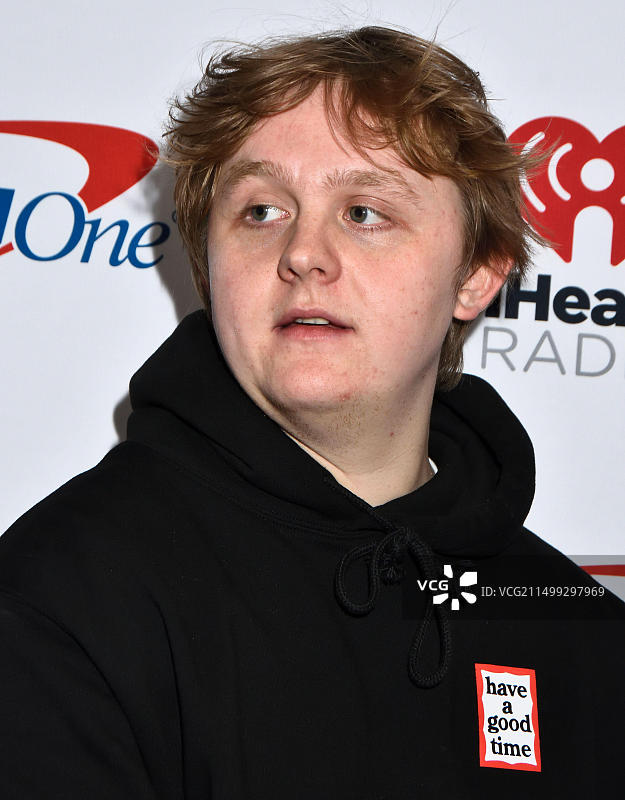 美国费城：Lewis Capaldi 在 iHeartRadio Jingle Ball 演出图片素材
