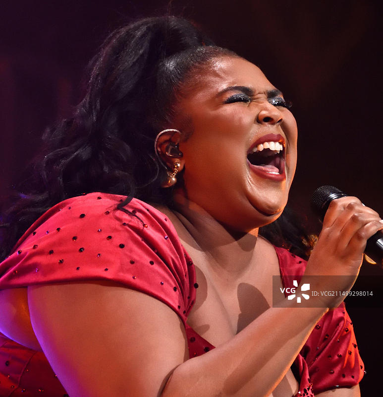 美国宾夕法尼亚州费城：丽佐在Q102 iHeartRadio Jingle Ball演唱会上（2019年12月11日，富国银行中心）图片素材