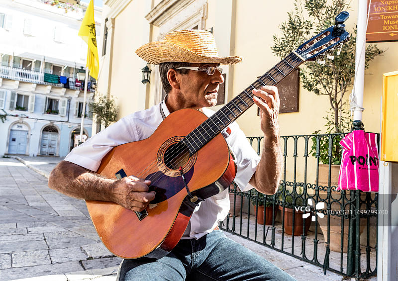 在希腊科孚镇弹奏西班牙吉他的希腊男人图片素材