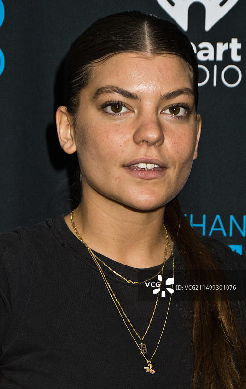 美国创作型女歌手Donna Missal电台演出图片素材