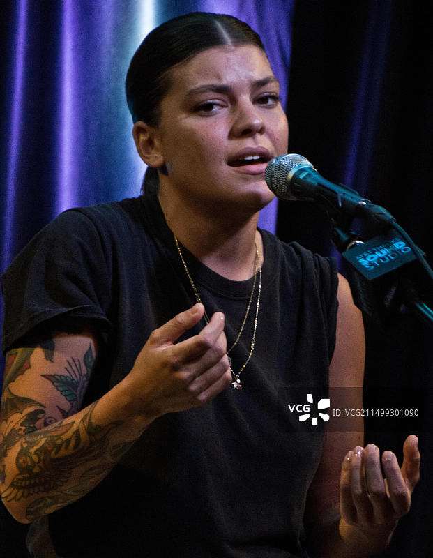 美国创作型女歌手Donna Missal电台演出图片素材