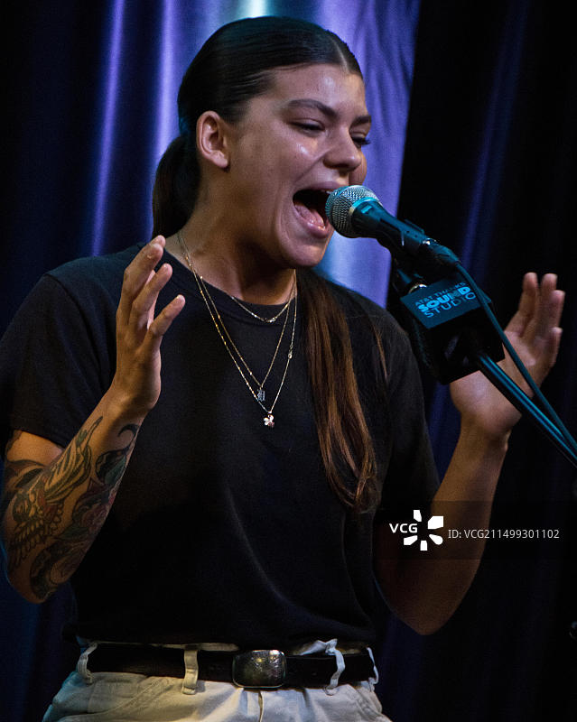 美国创作型女歌手Donna Missal电台演出图片素材