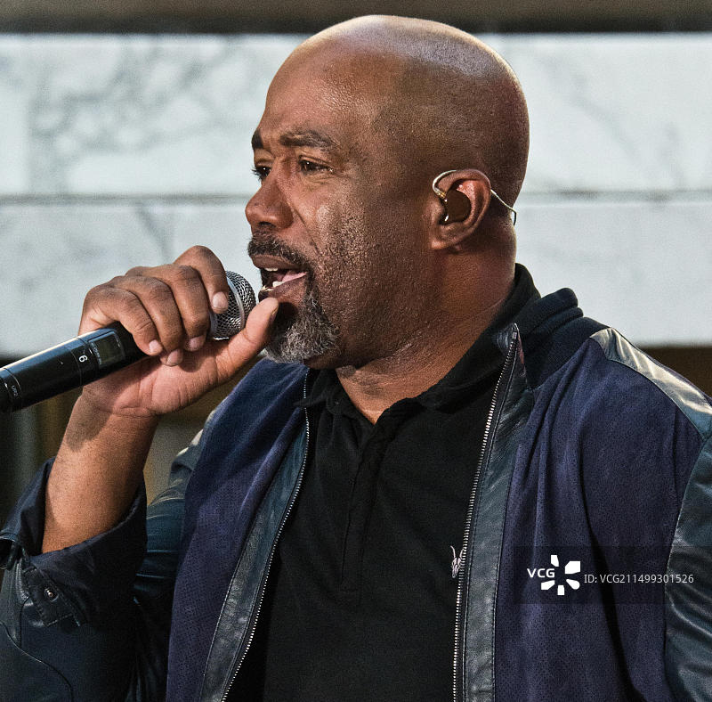 2018年5月25日，美国纽约，歌手Darius Rucker在洛克菲勒广场演出图片素材