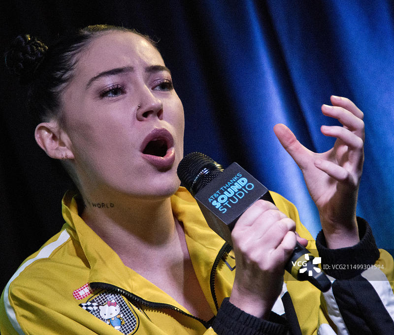 美国英国创作型歌手Bishop Briggs 参观电台表演剧场图片素材