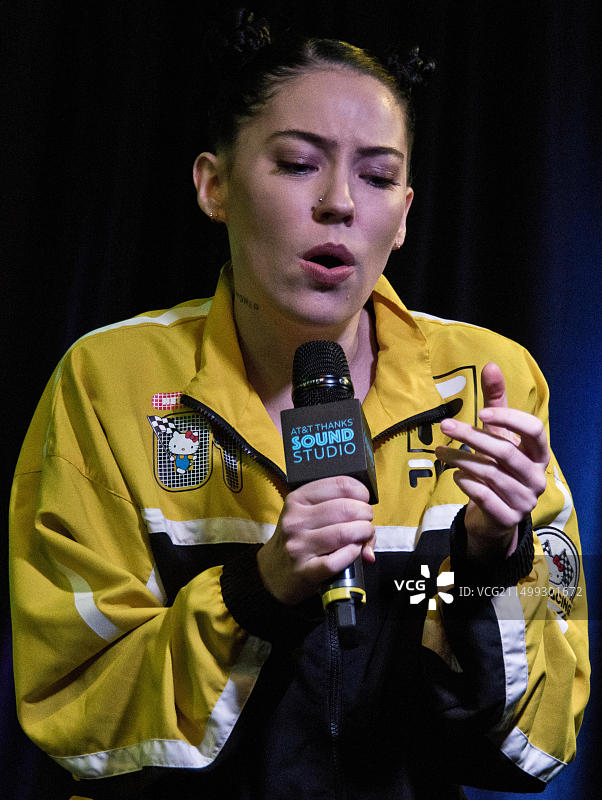 美国英国创作型歌手Bishop Briggs 参观电台表演剧场图片素材