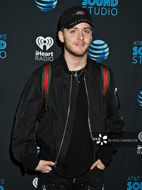 美国宾夕法尼亚州巴拉辛韦德，2018年5月1日，美国创作型歌手Bazzi参观Q102表演剧院图片素材