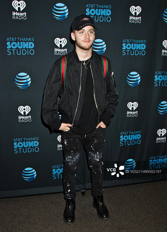 美国宾夕法尼亚州巴拉辛韦德，2018年5月1日，美国创作型歌手Bazzi参观Q102表演剧院图片素材