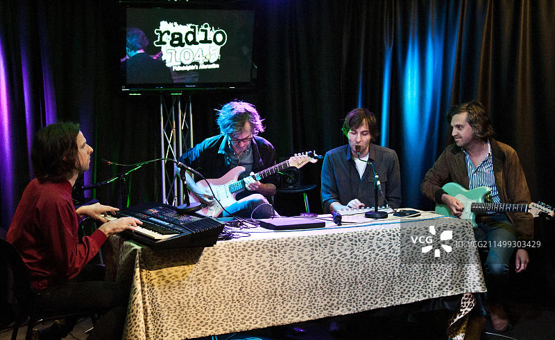 法国另类摇滚乐队Phoenix在104.5电台演出剧院演出图片素材