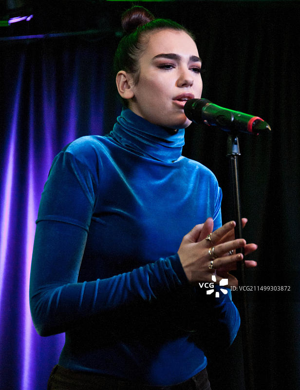 美国宾夕法尼亚州巴拉辛韦德。2017年3月2日，英国创作型歌手杜阿·利帕访问Q102表演剧院。图片素材