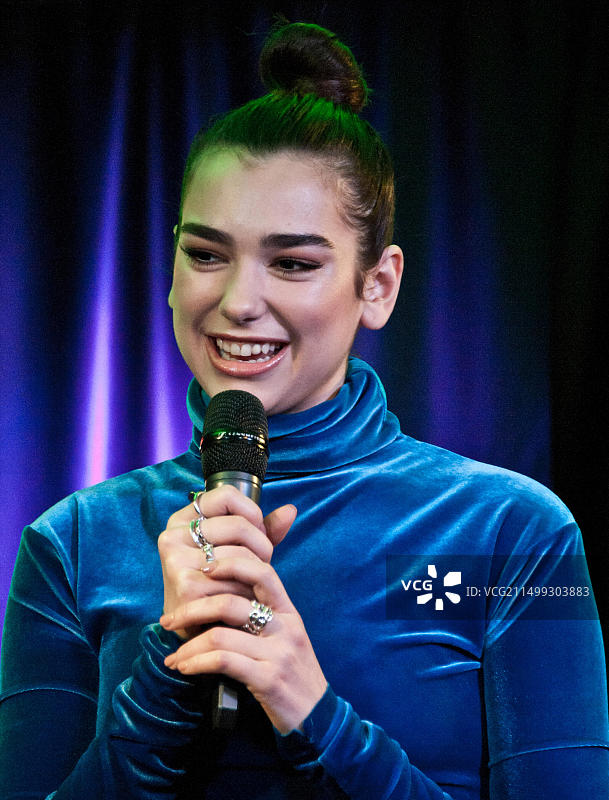 美国宾夕法尼亚州巴拉辛韦德。2017年3月2日，英国创作型歌手杜阿·利帕访问Q102表演剧院。图片素材