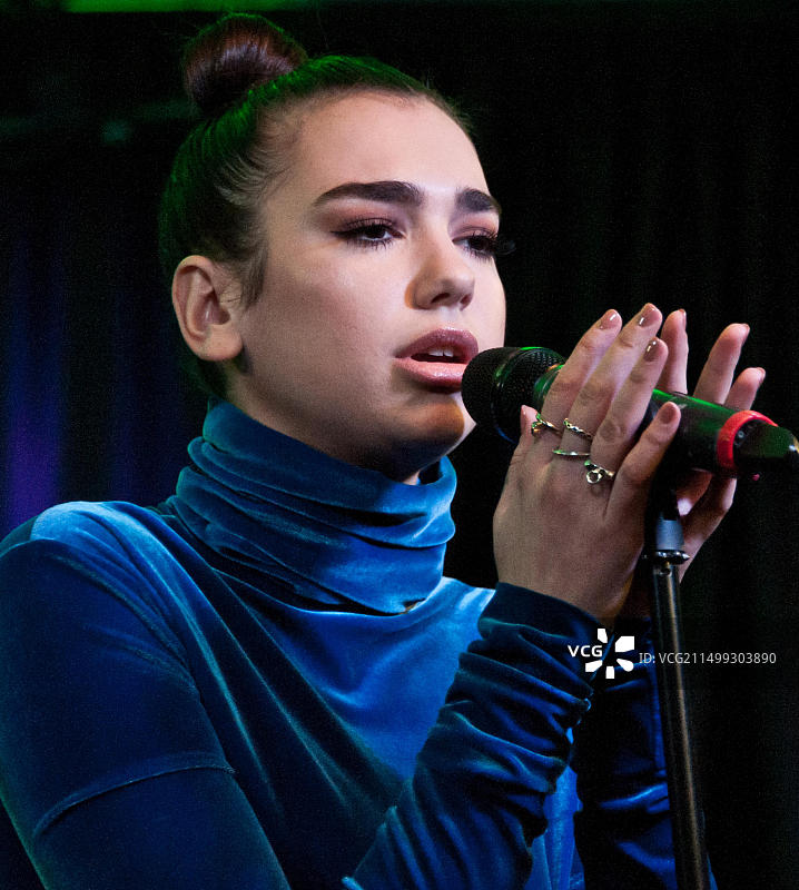 美国宾夕法尼亚州巴拉辛韦德。2017年3月2日，英国创作型歌手杜阿·利帕访问Q102表演剧院。图片素材