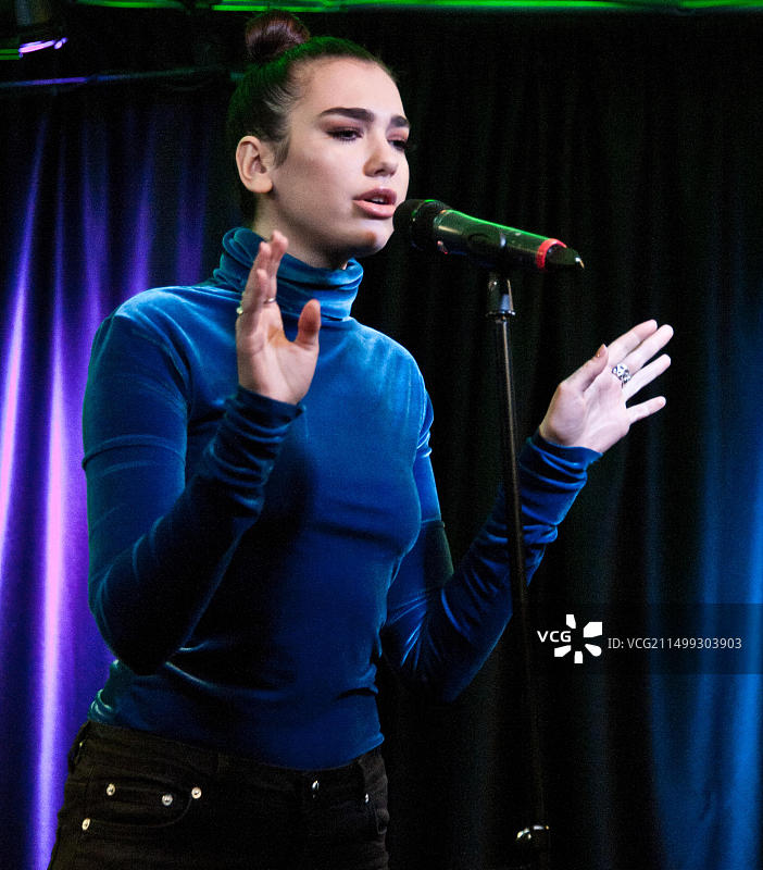 美国宾夕法尼亚州巴拉辛韦德。2017年3月2日，英国创作型歌手杜阿·利帕访问Q102表演剧院。图片素材