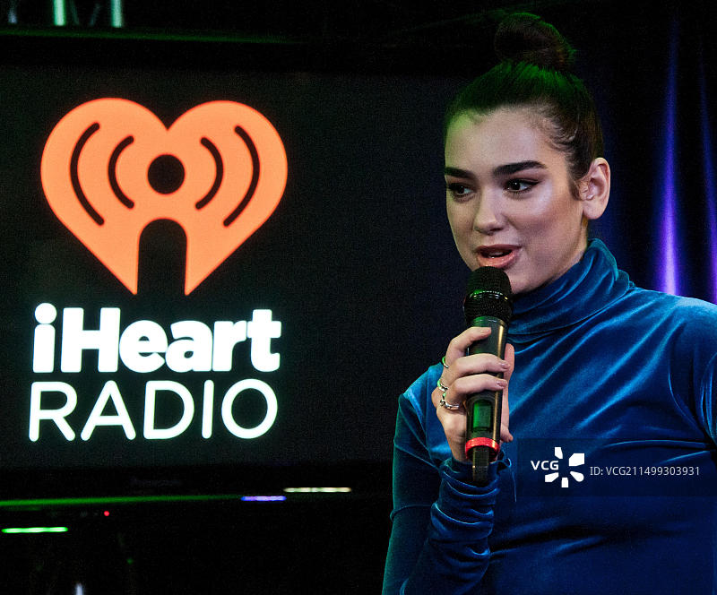 美国宾夕法尼亚州巴拉辛韦德。2017年3月2日，英国创作型歌手杜阿·利帕访问Q102表演剧院。图片素材