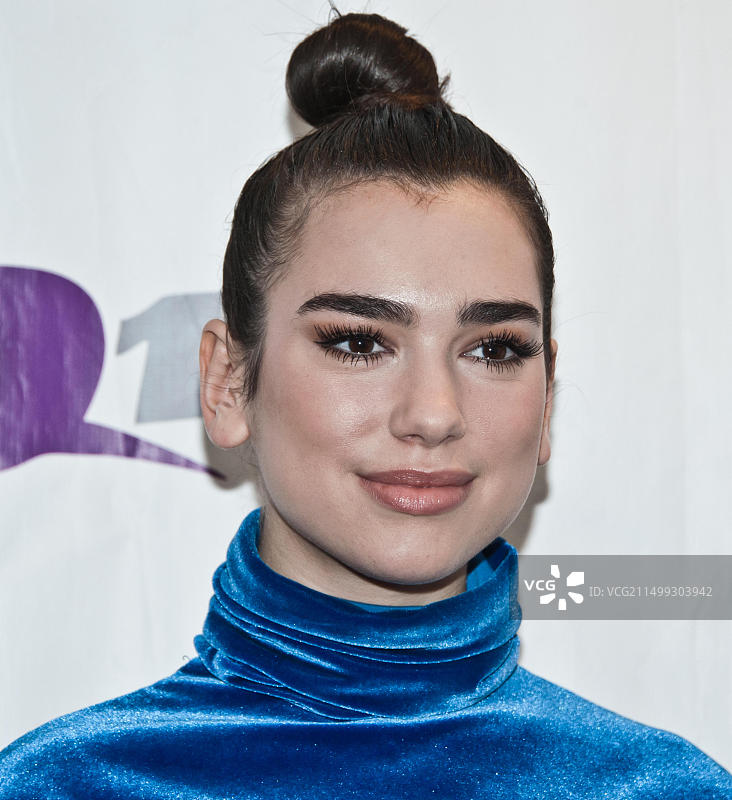 美国宾夕法尼亚州巴拉辛韦德。2017年3月2日，英国创作型歌手杜阿·利帕访问Q102表演剧院。图片素材