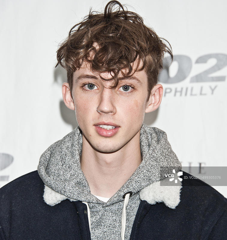 歌手兼作词人Troye Sivan到访Q102表演剧院图片素材
