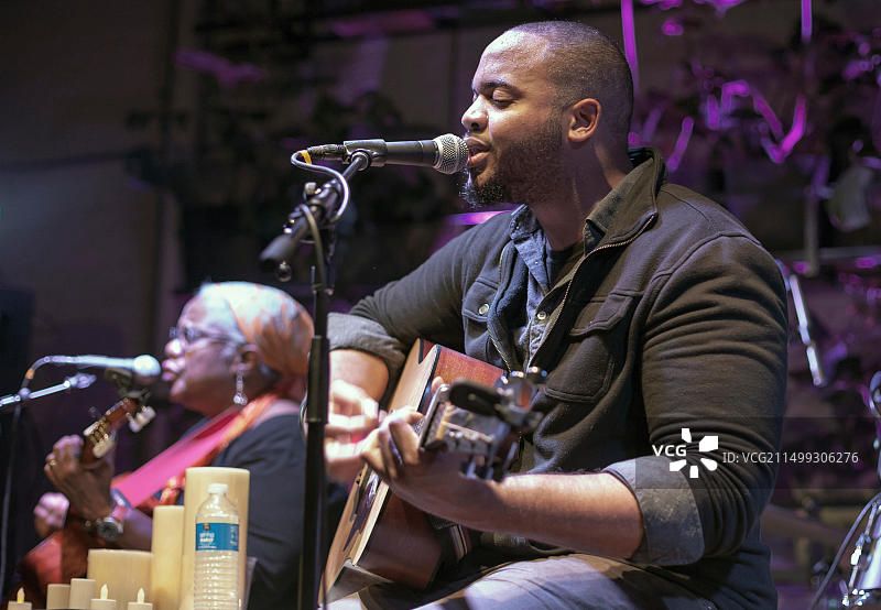 Madisen Ward and the Mama Bear乐队在美国威斯康星州密尔沃基市演出图片素材