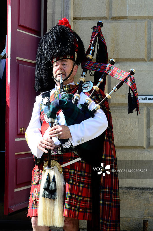 吹奏风笛的风笛手图片素材