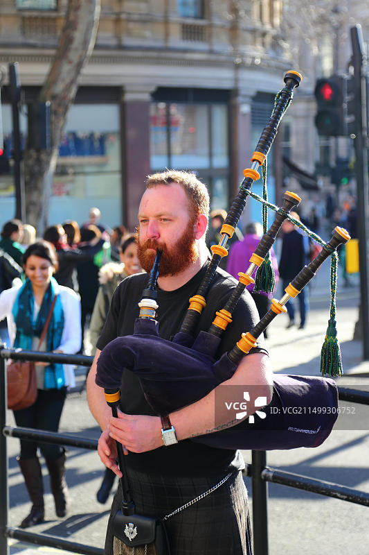 英国伦敦特拉法加广场上的街头风笛表演者图片素材