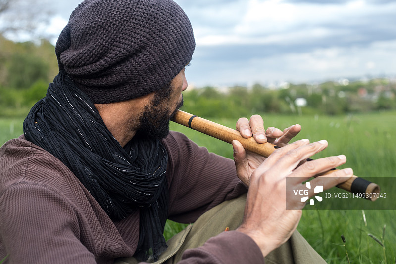 在长满草的汉普斯特德荒野吹长笛的混血男人图片素材