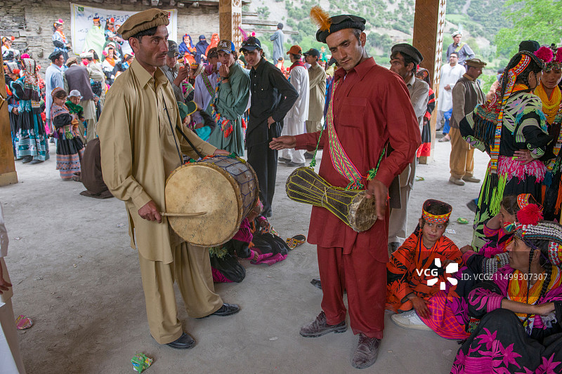 在开拉什乔希节（春节）期间，音乐家在巴基斯坦开伯尔-普赫图赫瓦省奇特拉尔伦布尔山谷的格鲁姆村跳舞图片素材