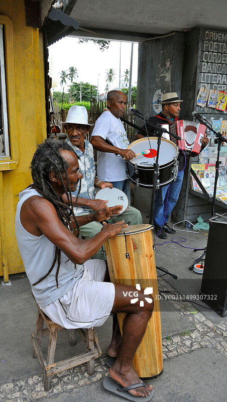 巴西萨尔瓦多·德·巴伊亚街头的巴西音乐家图片素材