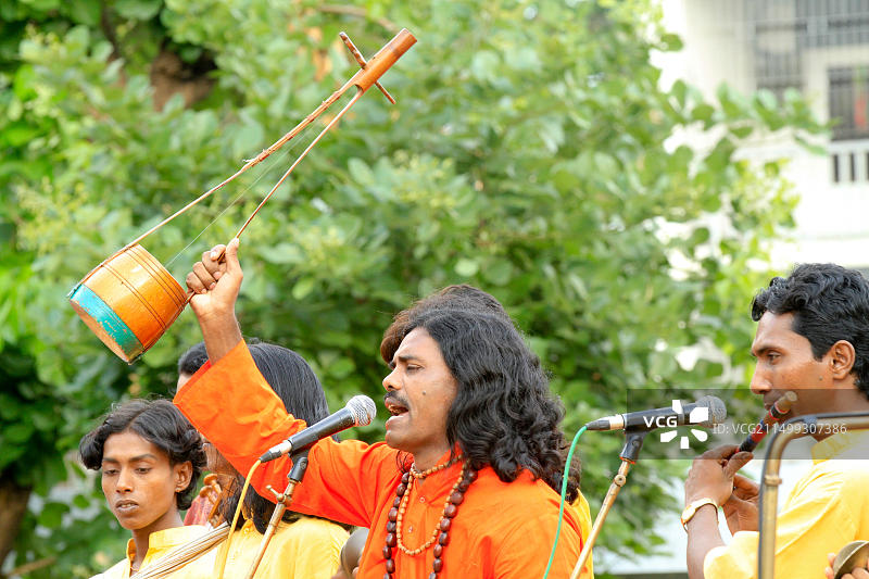 在孟加拉国达卡中央烈士纪念碑演出的巴উল（神秘主义）歌手图片素材