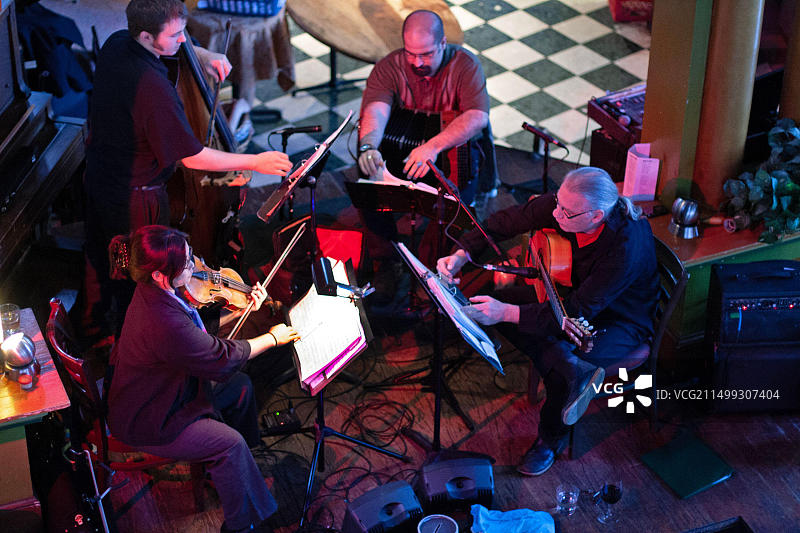 一群音乐家在夜店为演出做准备图片素材