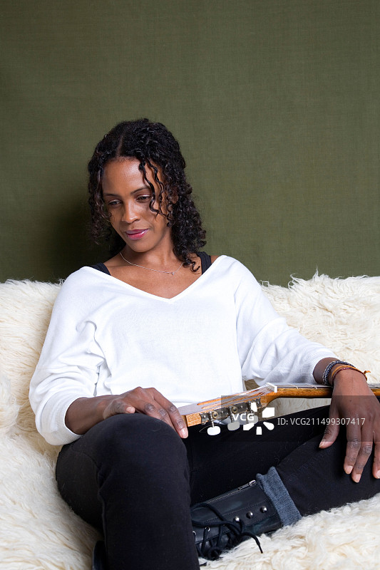 女人与吉他合影图片素材