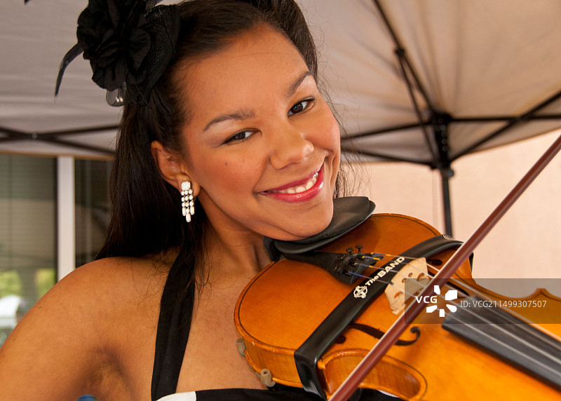 美国爱达荷州博伊西市中心的小提琴手图片素材