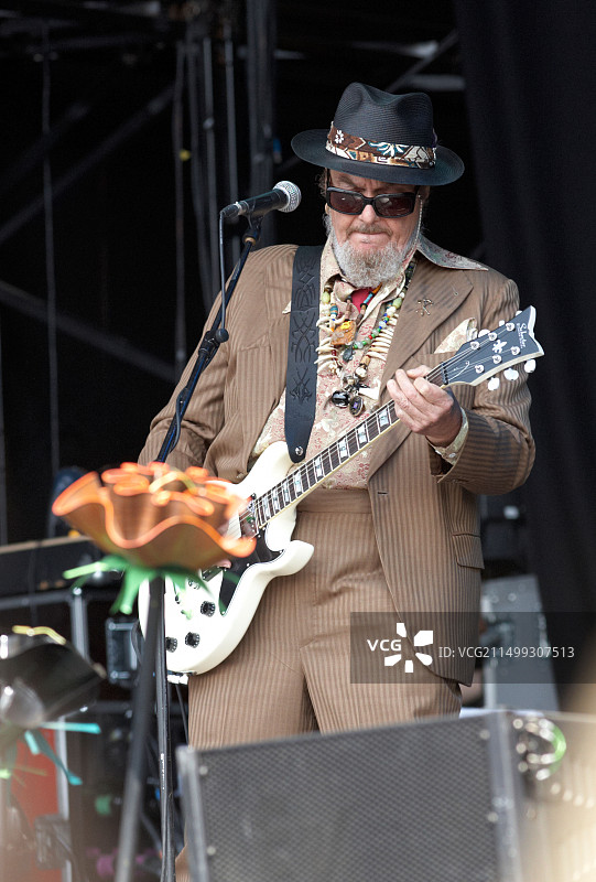 在英国萨默塞特格拉斯顿伯里音乐节上的约翰医生图片素材